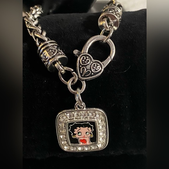Betty Boop Themed Charm Bracelet with Heart and Character Pendant - Picture 7 of 8